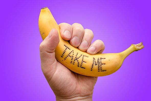 la banane dans la main symbolise un pénis avec une tête élargie