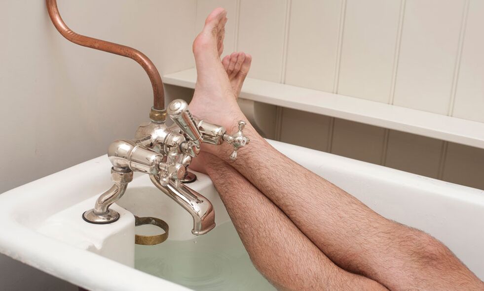 Un homme prend un bain avec le soda