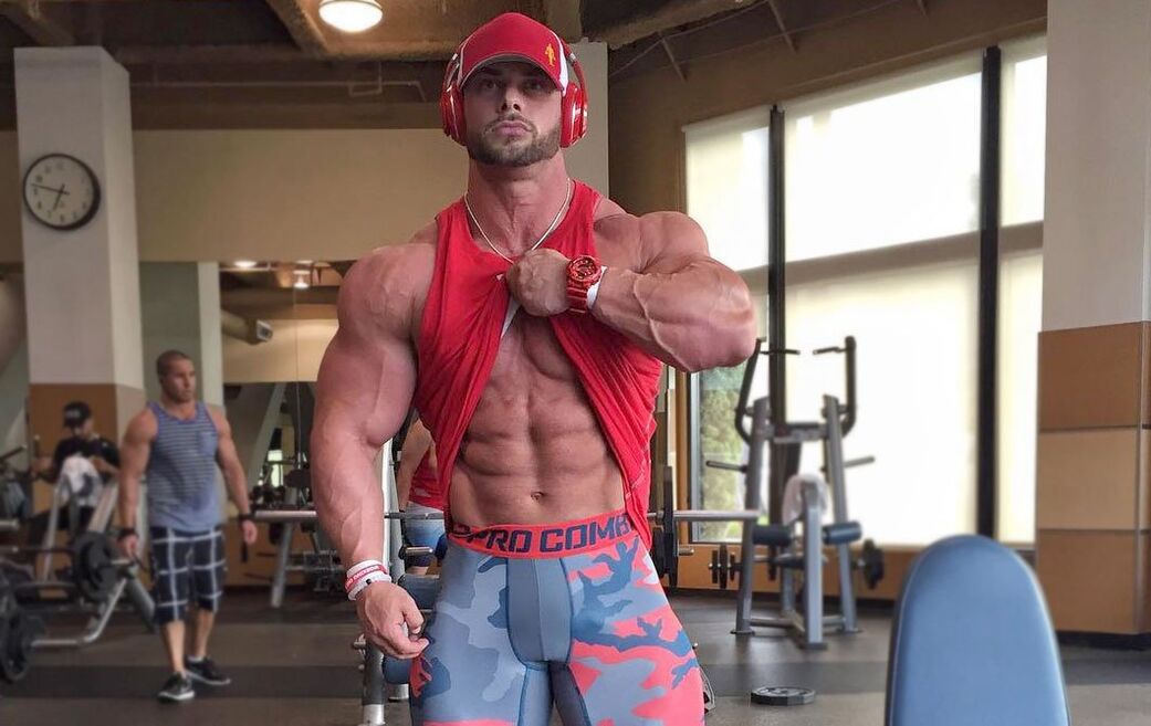 L'homme en forme de sport dans le gymnase